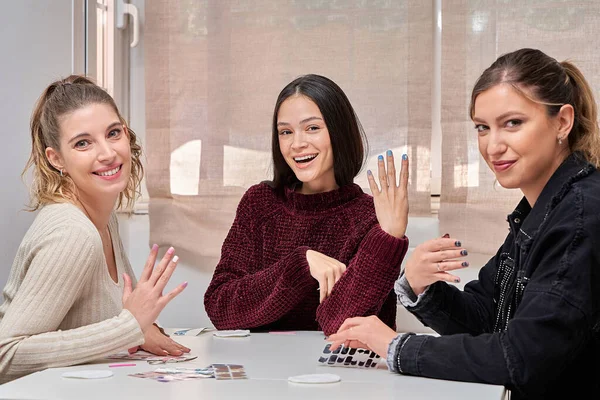 一群女性朋友一边笑着一边一起做指甲 修指甲和美容美发概念 — 图库照片