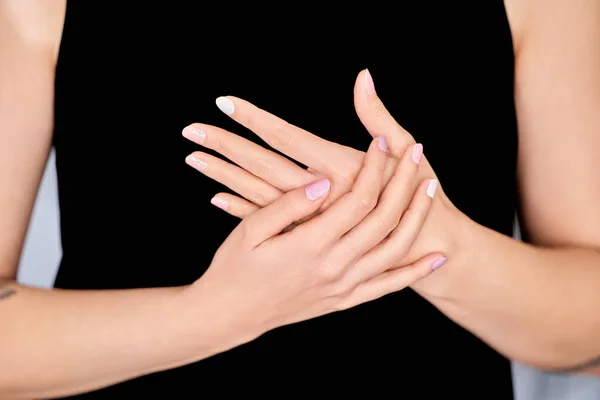 Gros Plan Des Mains Féminines Avec Des Ongles Colorés Concept — Photo