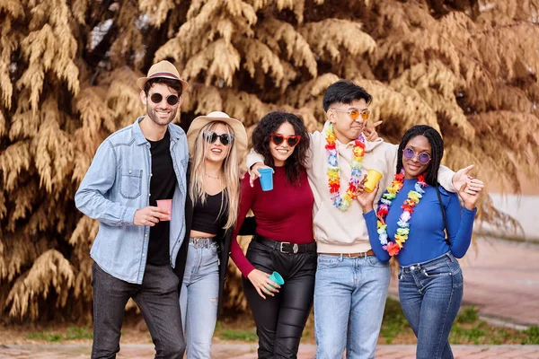 アウトドアカーニバルでパーティーしながら 楽しい時間を過ごしている多民族の友人の幸せなグループ パーティー カーニバル 友情の概念 — ストック写真