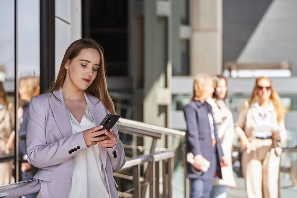 Jonge Vrouwelijke Executive Controleren Van Haar Smartphone Voor Updates Tijdens — Stockfoto