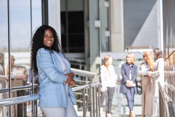 金融街の高層ビルとの自信とプロの黒人女性経営者の地位背景 — ストック写真