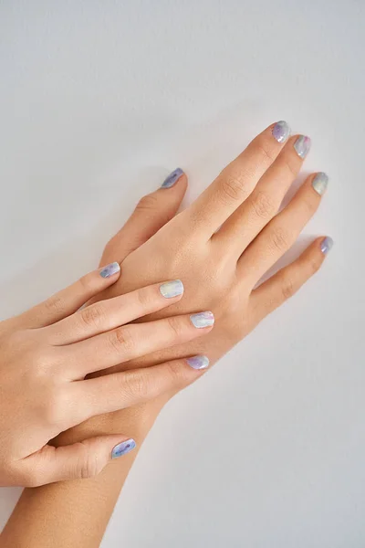 Großaufnahme Weiblicher Hände Mit Bunten Nägeln Maniküre Und Schönheitskonzept — Stockfoto