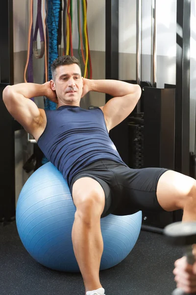 Reife Fitness Mann Macht Bauch Crunches Der Turnhalle Auf Einem — Stockfoto