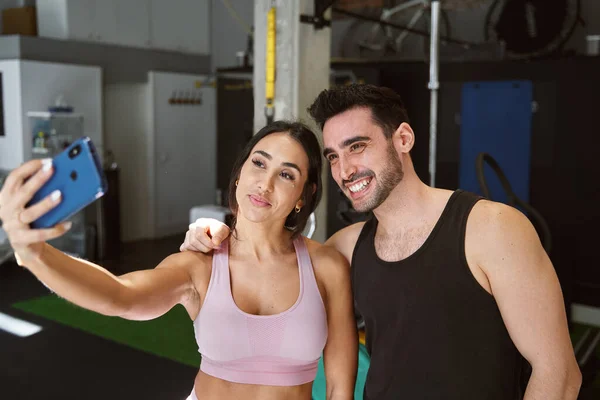 Morena Fitness Pareja Tomando Selfie Con Teléfono Celular Sonriendo Después — Foto de Stock