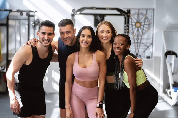 Multikulturelle Fitnessgruppe Posiert Und Lächelt Die Kamera Fitnessstudio — Stockfoto