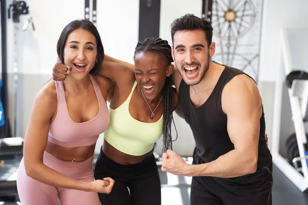Grupo Amigos Fitness Flexionando Brazo Muy Feliz Sonriendo Gimnasio — Foto de Stock