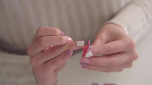 近视一个女人把她的指甲钉在墙上 修指甲和美容美发概念 — 图库视频影像