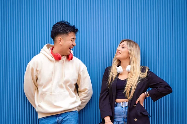 Multi Etnis Teman Dengan Headphone Saling Memandang Dan Tersenyum Konsep — Stok Foto