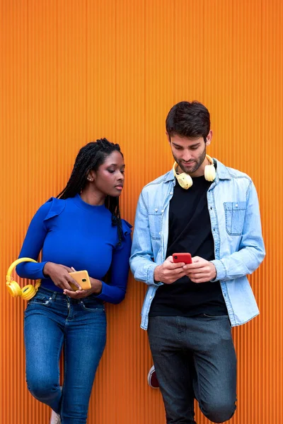 彼氏の携帯電話の画面を見ようとする女 技術と関係の概念 — ストック写真
