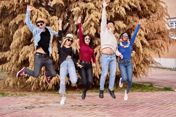 Amigos Felices Emocionados Saltando Mientras Festejan Aire Libre Fiesta Carnaval — Foto de Stock