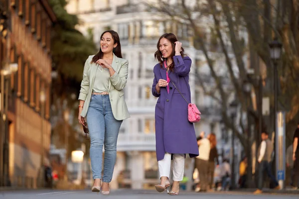 Duas Amigas Elegantes Conversando Enquanto Caminhavam Juntas Livre Conceito Amizade — Fotografia de Stock