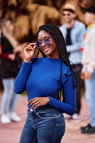 Африканська Американка Сонцезахисними Окулярами Дивиться Камеру Посміхається Під Час Позування — стокове фото