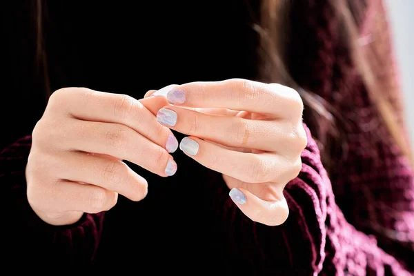 Renkli Tırnaklı Kadın Ellerinin Yakın Çekimi Manikür Güzellik Konsepti — Stok fotoğraf