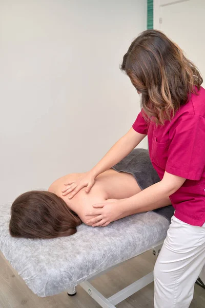 Terapeuta Física Femenina Calificada Para Aliviar Dolor Espalda Con Técnicas —  Fotos de Stock