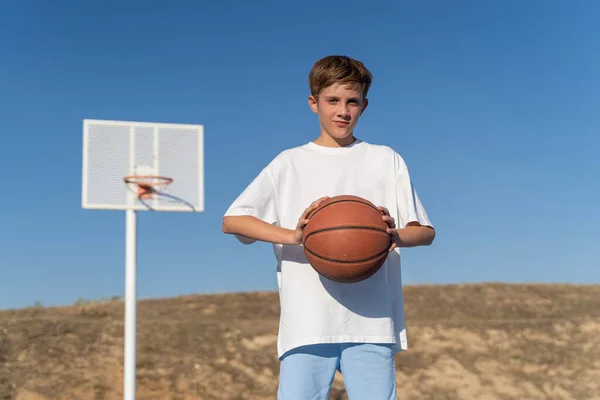Teenage Chlapec Basketbalem Basketbalovém Hřišti Drží Míč Oběma Rukama — Stock fotografie