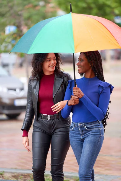 雨の日に傘を持って外出しながら一緒に時間を楽しむ2人の女性の友人 フレンドシップコンセプト — ストック写真