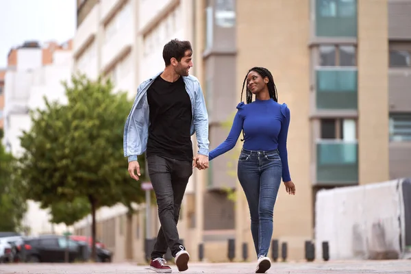 多民族のカップルは笑顔で 通りを手で握って歩いている 関係コンセプト — ストック写真