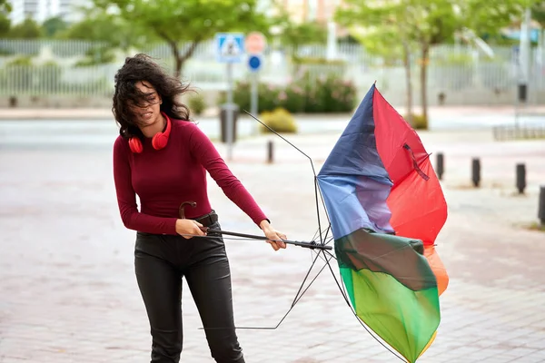 雨の日に傘を差す女 — ストック写真