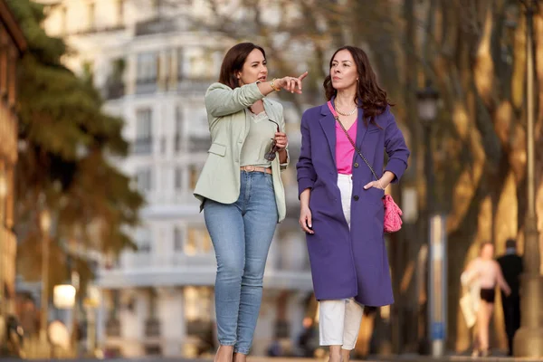 2人のスタイリッシュな女性の友人が屋外で一緒に歩いている 友情の概念 — ストック写真