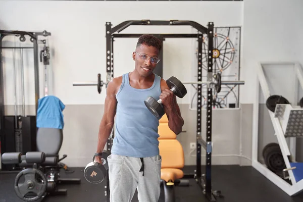 Afrikaner Schaut Die Kamera Während Fitnessstudio Gewichte Stemmt Gesundes Wohnkonzept — Stockfoto