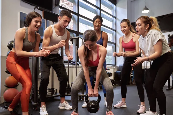 Unterstützende Gruppe Von Freunden Die Eine Frau Beim Gewichtheben Ermutigt — Stockfoto