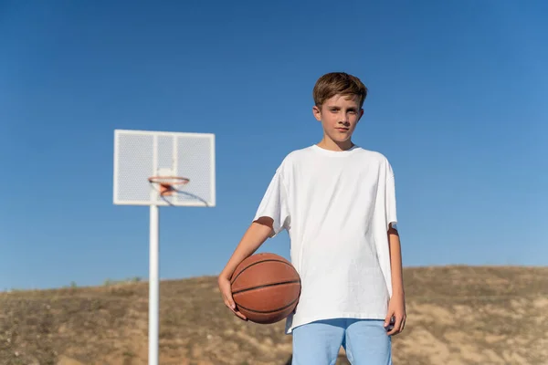 Teenager Basketbalem Basketbalovém Hřišti Při Pohledu Kameru — Stock fotografie