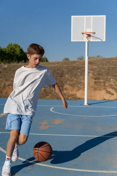 Anak Remaja Bermain Basket Lapangan Basket Taman Pada Hari Yang — Stok Foto