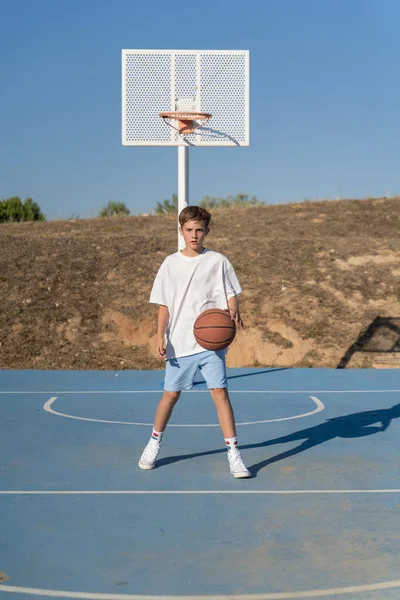 Ragazzo Adolescente Che Gioca Basket Campo Basket Nel Parco Guardando — Foto Stock