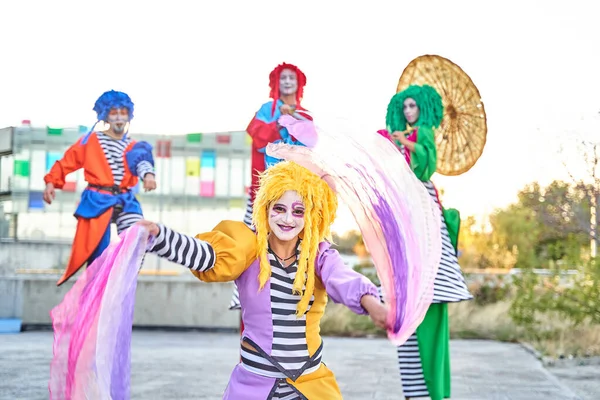 Clowns Masculins Féminins Costumes Colorés Perruques Regardant Caméra Tenant Des — Photo
