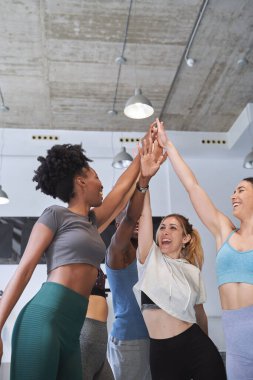 Spor salonunda antrenman yaptıktan sonra kutlama yapan bir grup sporcu. Spor ve sağlıklı yaşam tarzı kavramı.