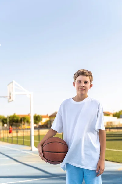 Anak Muda Berpose Dengan Bola Basket Sambil Berdiri Luar Ruangan — Stok Foto
