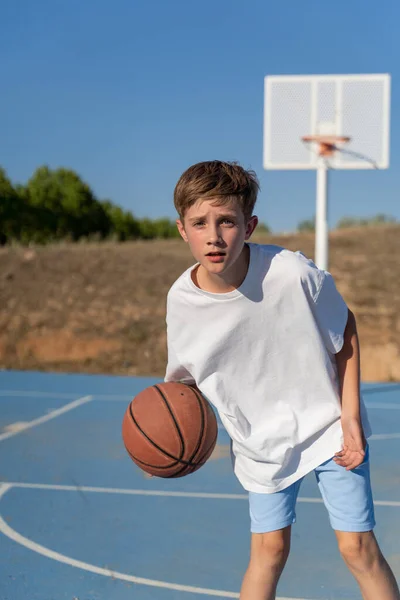 Jonge Jongen Die Buiten Basketbal Speelt Sportconcept — Stockfoto