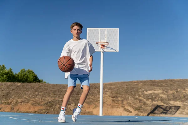 Remaja Yang Bermain Basket Lapangan Olahraga Terbuka Konsep Olahraga — Stok Foto