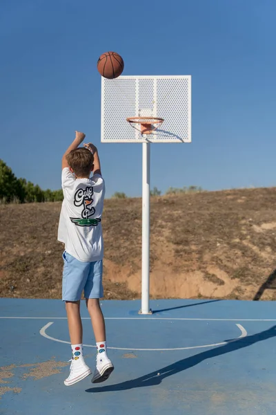 Ragazzo Adolescente Pratica Lanciando Palla Cerchio Mentre Gioca Basket Campo — Foto Stock