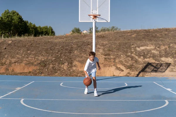 Anak Muda Bermain Basket Lapangan Terbuka Konsep Olahraga — Stok Foto