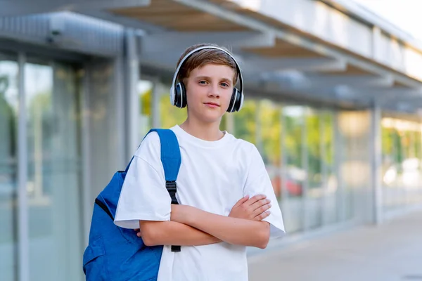 Young Boy Headphones Backpack Looking Camera While Posing His Arms — Stock Photo, Image