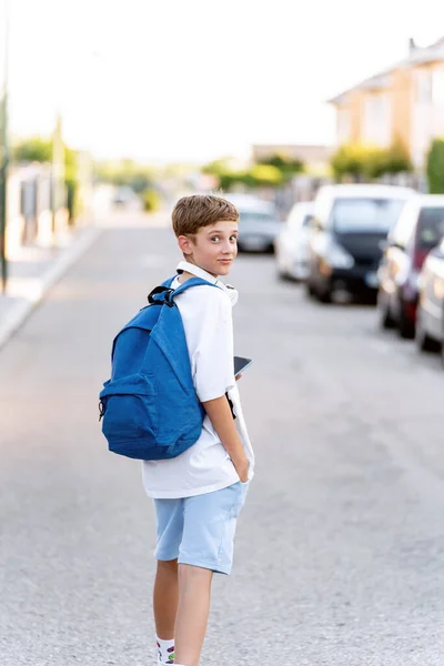 Νεαρό Αγόρι Σακίδιο Κοιτάζοντας Πίσω Στην Κάμερα Ενώ Περπάτημα Εξωτερικούς — Φωτογραφία Αρχείου