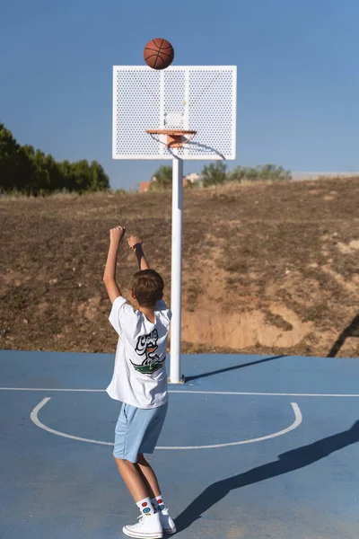 Giovane Ragazzo Che Lancia Palla Nel Cerchio Mentre Gioca Basket — Foto Stock