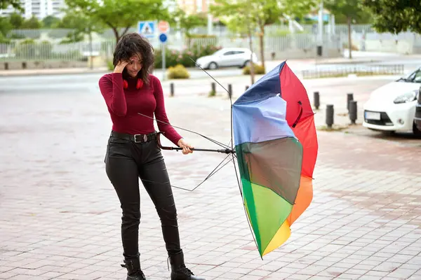 雨の日に傘を差す女 — ストック写真