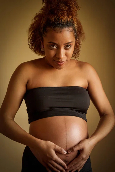 Zwangere Vrouw Die Naar Camera Kijkt Lachend Een Geïsoleerde Achtergrond — Stockfoto