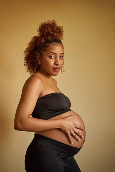 Zwangere Vrouw Die Naar Camera Kijkt Lachend Een Geïsoleerde Achtergrond — Stockfoto