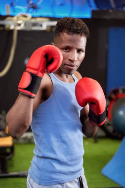  Kendine güvenen siyah boksör, savunma pozisyonunda eldivenli, Ren nehrindeki her rakiple yüzleşmeye hazır..