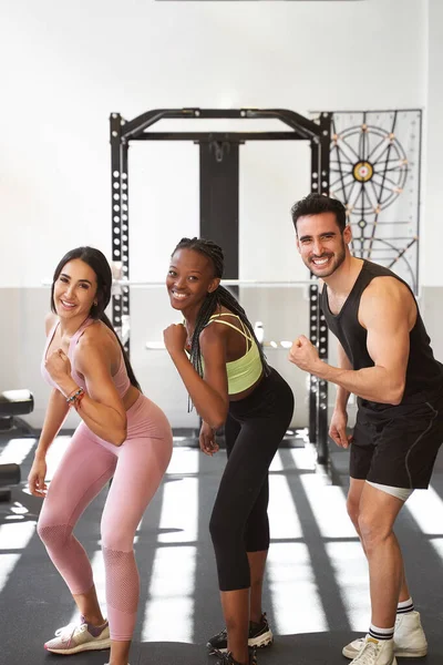 Grupo Amigos Fitness Flexionando Brazo Muy Feliz Sonriendo Gimnasio —  Fotos de Stock