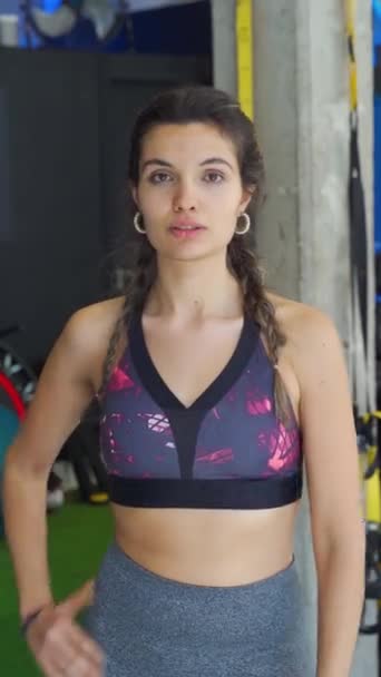 Pozitív Fitnesz Nézi Kamerát Tornateremben Egy Közeli Kép Sportos Nőkről — Stock videók