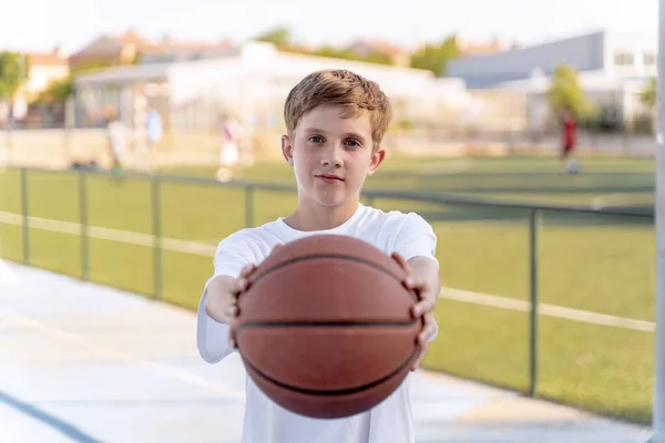 Ragazzo Adolescente Che Tiene Mostra Palla Basket Mentre Posa All — Foto Stock