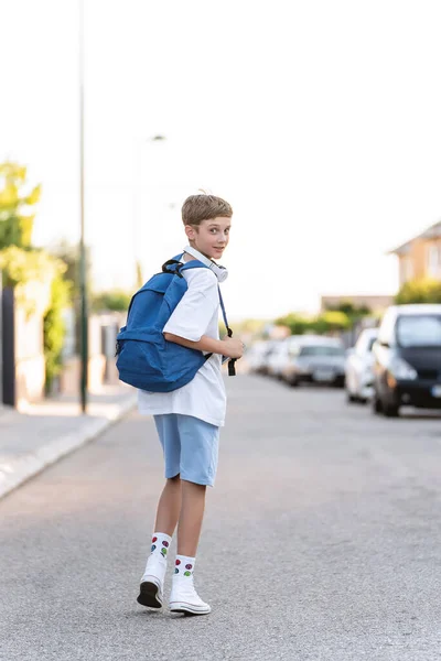 Ung Student Pojke Med Ryggsäck Tittar Tillbaka Kameran När Går — Stockfoto