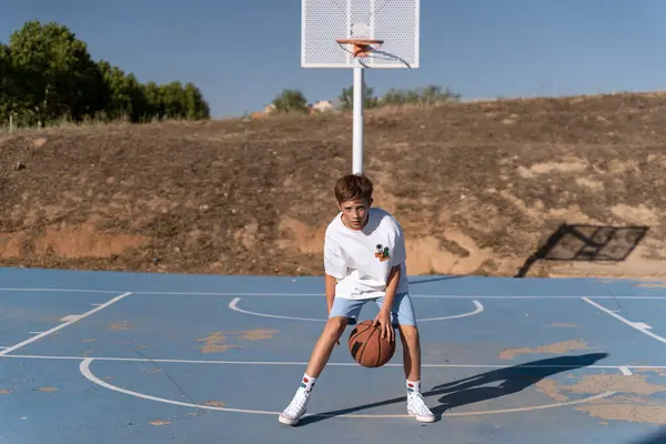 Remaja Laki Laki Menggiring Bola Sambil Bermain Basket Lapangan Terbuka — Stok Foto