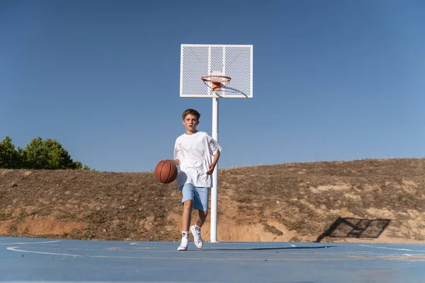 Anak Muda Bermain Basket Lapangan Basket Terbuka Konsep Olahraga — Stok Foto