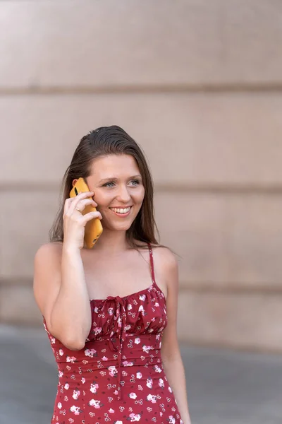 Mulher Vestido Sorrindo Enquanto Fala Livre Telefone Conceito Tecnologia — Fotografia de Stock