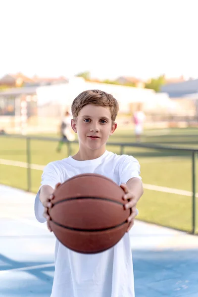 Potret Seorang Anak Muda Berpose Dengan Bola Basket Luar Ruangan — Stok Foto